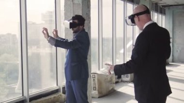 İki erkek, pencere tasarım tartışırken oculus yarık