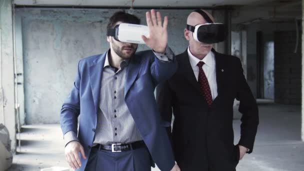 Dos hombres de negocios usando gafas VR y hablando — Vídeo de stock