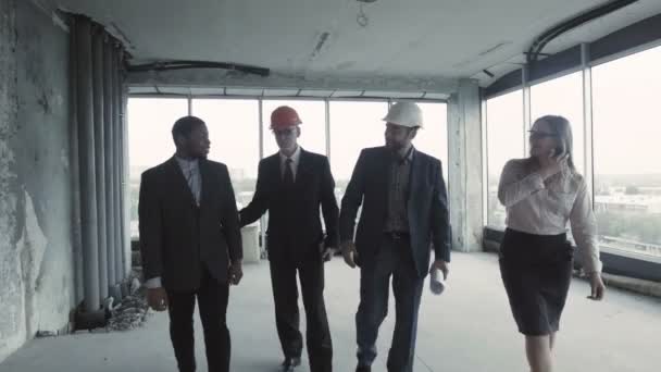 Os arquitetos discutem a realização do projeto de fornecer um edifício de escritório em um distrito de perspectiva — Vídeo de Stock