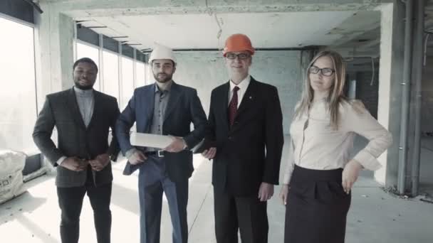 Ein Team von Spezialisten vor Beginn der Arbeiten zur Fertigstellung der Halle — Stockvideo