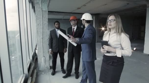 Arquiteto oferece as opções de área de construção, colegas não concordam com ele — Vídeo de Stock