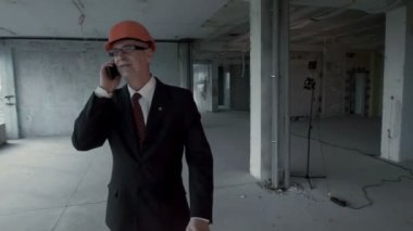 Smartphone üzerinde konuşurken onarılan yapı, Bina ile üst düzey yöneticisi gider