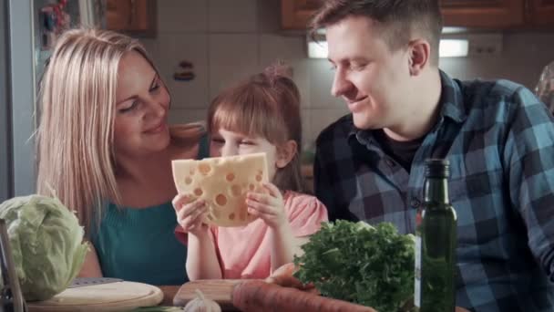 Família mordendo queijo degustação e sorrindo para a câmera — Vídeo de Stock