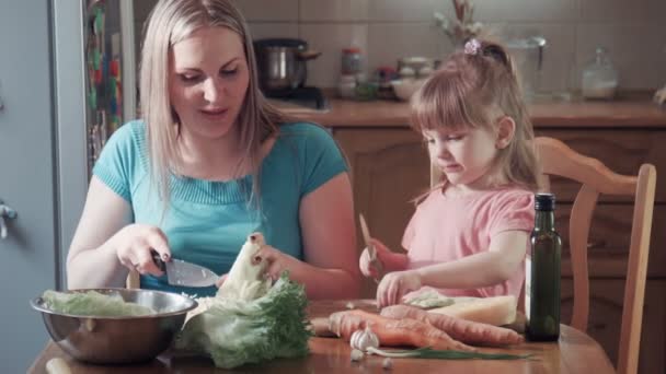 Hija y madre cortan repollo — Vídeo de stock