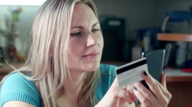 Genç ve güzel kadın kurumuna bağış yaptı veyeğenine