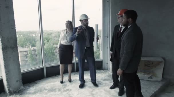 Homme en costume, femme en casque, construction afro-américaine inachevée. Jeune couple, épouse — Video