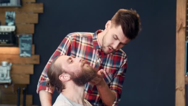 Peluquero pidiendo deseos a los hombres sobre el corte de barba — Vídeos de Stock
