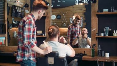 Aynada sakalını kesmek nasıl gösteren adam