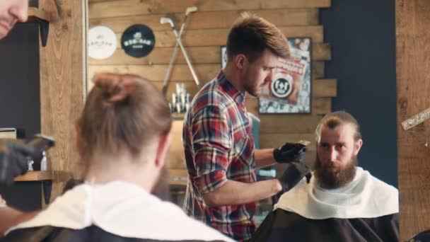 Fryzjer przycinanie człowiek patrząc w lustro — Wideo stockowe