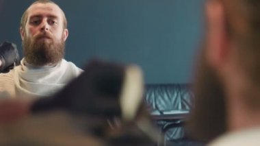 Close-Up bakımlı sakal mans