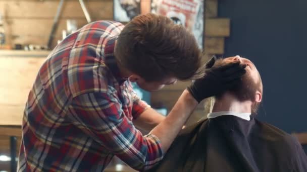 Перукар торкається чоловічої бороди — стокове відео
