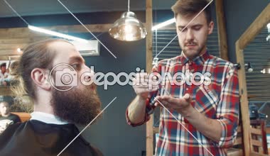 Petrol üzerinde yayılan Kuaför sakal mans