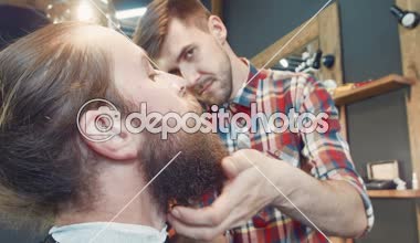 Petrol üzerinde yayılan Kuaför sakal mans