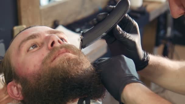 Friseur schneidet Männern den Bart — Stockvideo