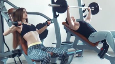 Sıra sıkıştırma yapıyor couplee Close-Up