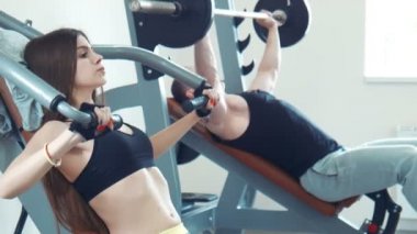 Sıra sıkıştırma ve içecek su yapıyor spor çift eğimli
