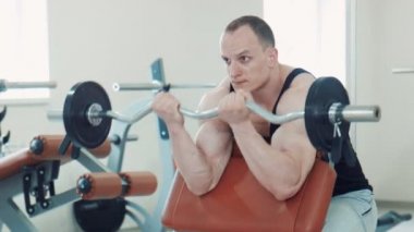 Barbell ile güçlü sporcu yapıyor pazı bukleler