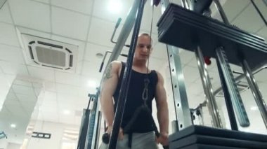 Triceps ip ile egzersiz yaparak sporcu