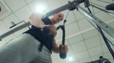 Triceps ip ile egzersiz yaparak sporcu