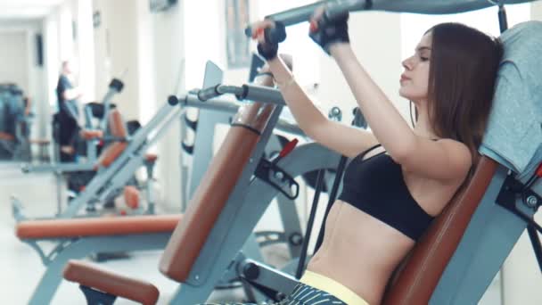 Primer plano de la deportista haciendo ejercicio y agua potable — Vídeo de stock