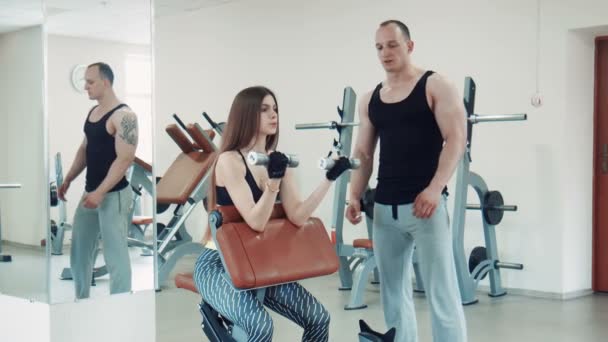 Kvinnan gör biceps träning med hantlar — Stockvideo