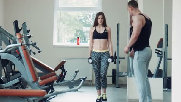 Treinador ajudando mulher fazendo lunges exercício direito — Vídeo de Stock