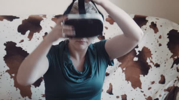 Kobieta w domu sobie oculus rift i gry wideo — Wideo stockowe