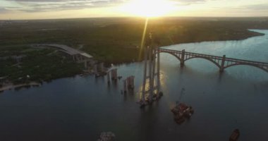 Yeni köprü Nehri üzerinde inşa üzerinde havadan görünümü