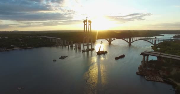 Construção de pontes ao pôr do sol — Vídeo de Stock