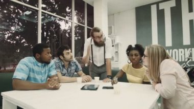 Erkekler kadınlarda bir şey yazmak tablet bilgi tartışıyor