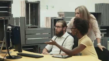 Adam ve kadın bilgisayarda proje tartışıyor