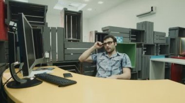 Yetişkin alt Top kağıt iş günü hücre kullanarak ve atma sonra rahatlatıcı