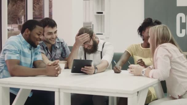 Erwachsene Kollegen mit Tablet — Stockvideo