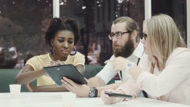 Multiracial colleagues using tablet in office — Stock Video