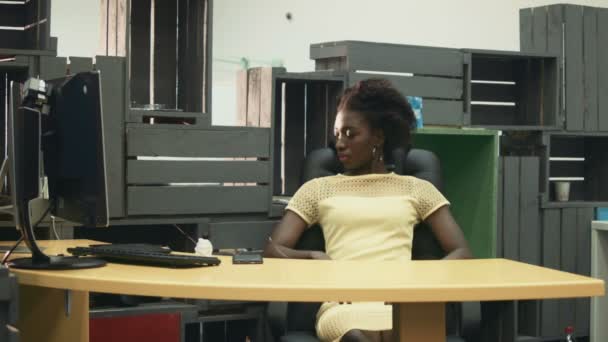 Αφρικανική γυναίκα στο χώρο εργασίας με χρήση εικονικής πραγματικότητας γυαλιά — Αρχείο Βίντεο