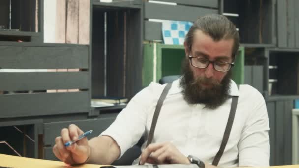Бородатый рабочий играет в видеоигры на планшете — стоковое видео