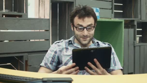 Homme parlant sur tablette sur le lieu de travail — Video