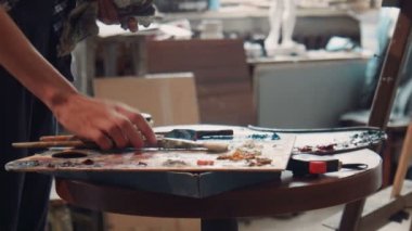 Kadın sanatçı aracı hazırlar.