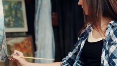 Resim Studio önünde duran sanatçı