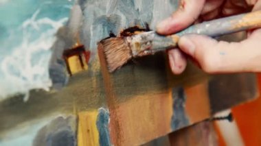 Sanatçı bir fırça darbesi bir tuvale uygulama