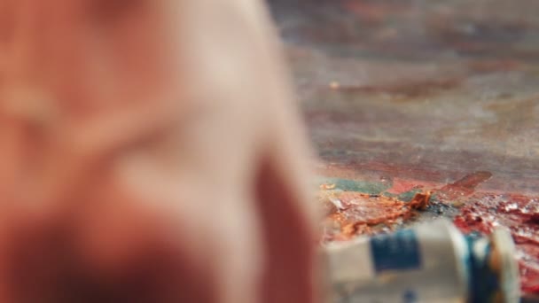 Dettagli ravvicinati di pittura ad olio gialla su un pallet di artisti — Video Stock