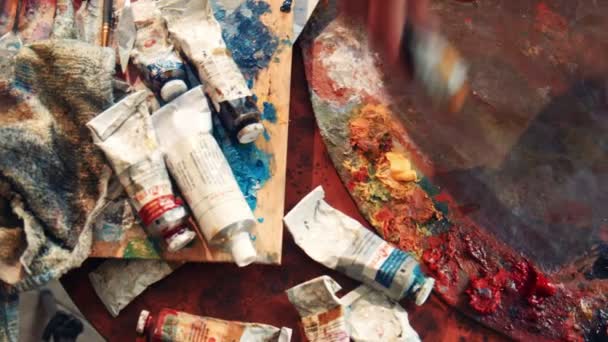 Dettagli ravvicinati di pittura ad olio gialla su un pallet di artisti — Video Stock