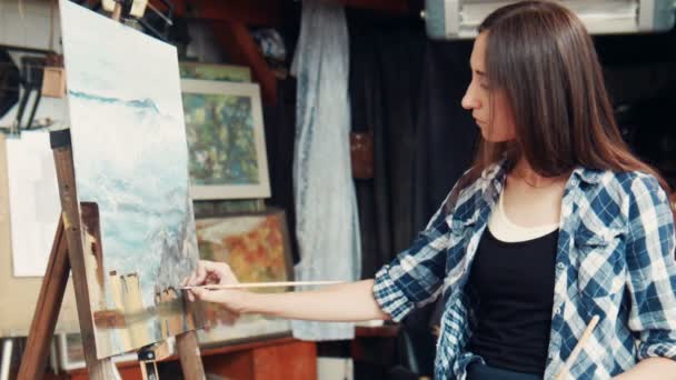 Artista em pé na frente da pintura em estúdio — Vídeo de Stock
