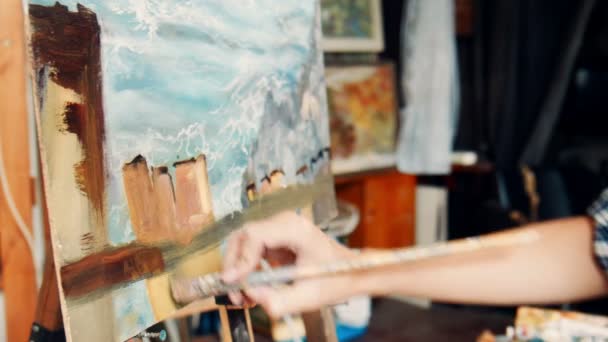 Mujer artista trabajando en su estudio — Vídeos de Stock