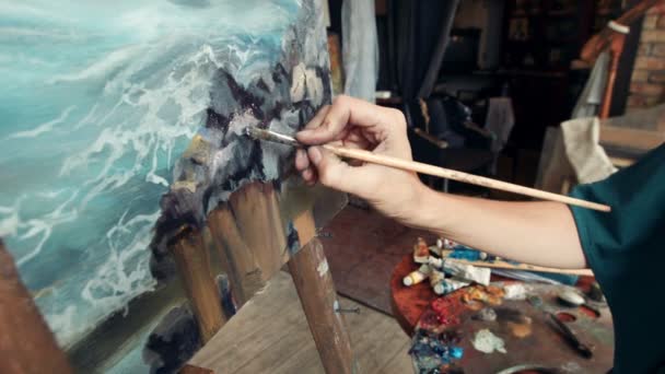 Vrouw de kunstenaar tekent een afbeelding — Stockvideo