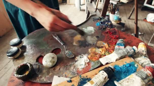 Woman artist mixing oil paint on a palette — Stock Video