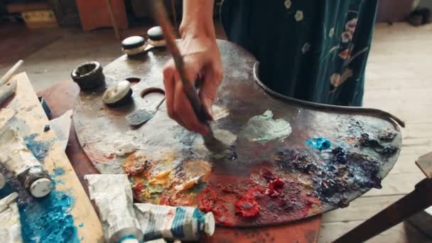 Femme artiste mélange peinture à l'huile sur une palette — Video