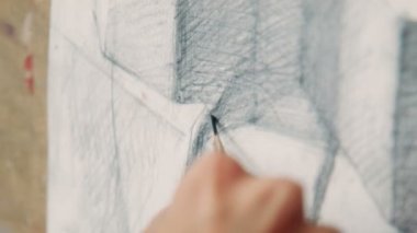 Karmaşık bir tasarım üzerinde çalışan kadın sanatçı