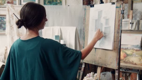 Artiste féminine gracieuse au travail dans son atelier — Video