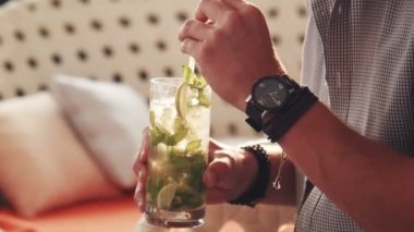 Adam izlemek ve siyah deri Bileklikler